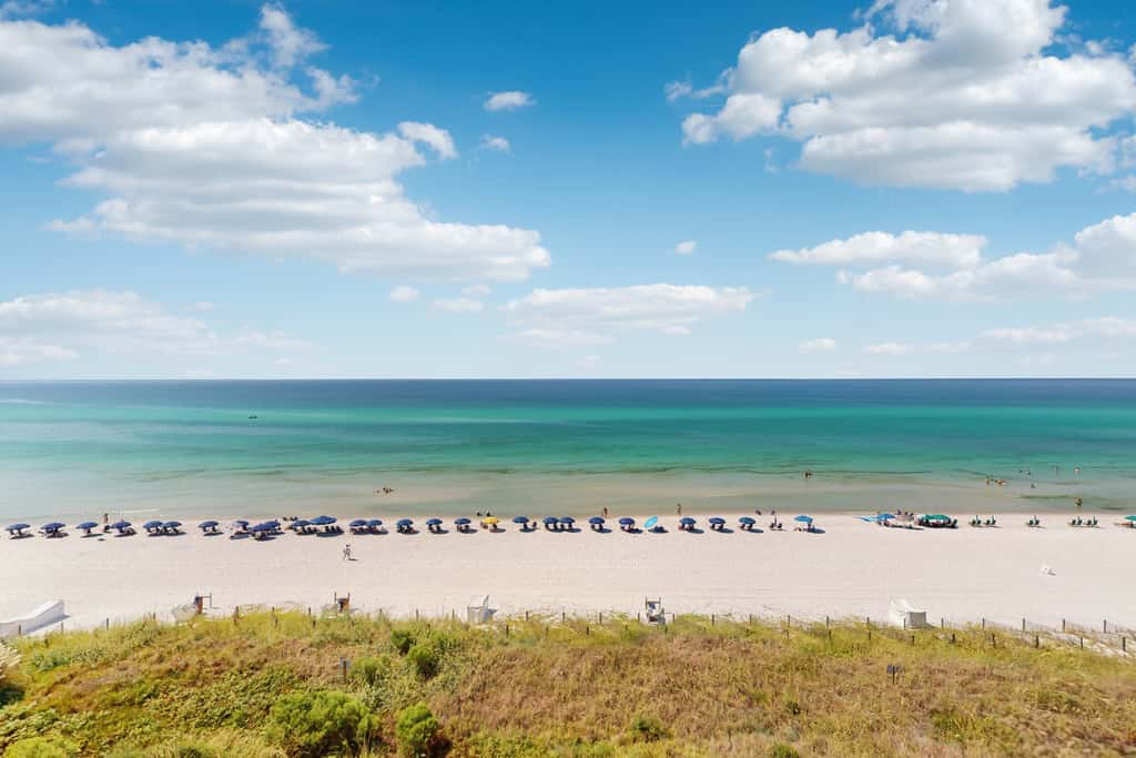 Gorgeous beach condo with furnished balcony, panoramic view & pickleball