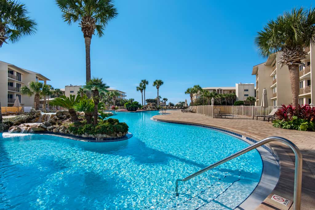 Gorgeous beach condo with furnished balcony, panoramic view & pickleball