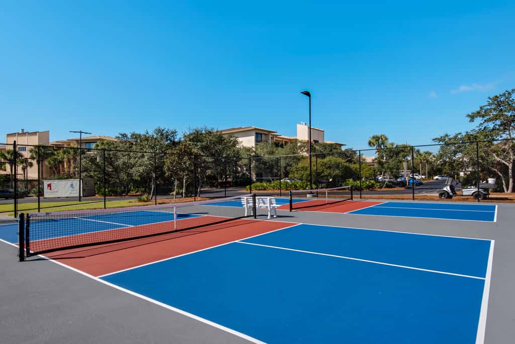 Gorgeous beach condo with furnished balcony, panoramic view & pickleball