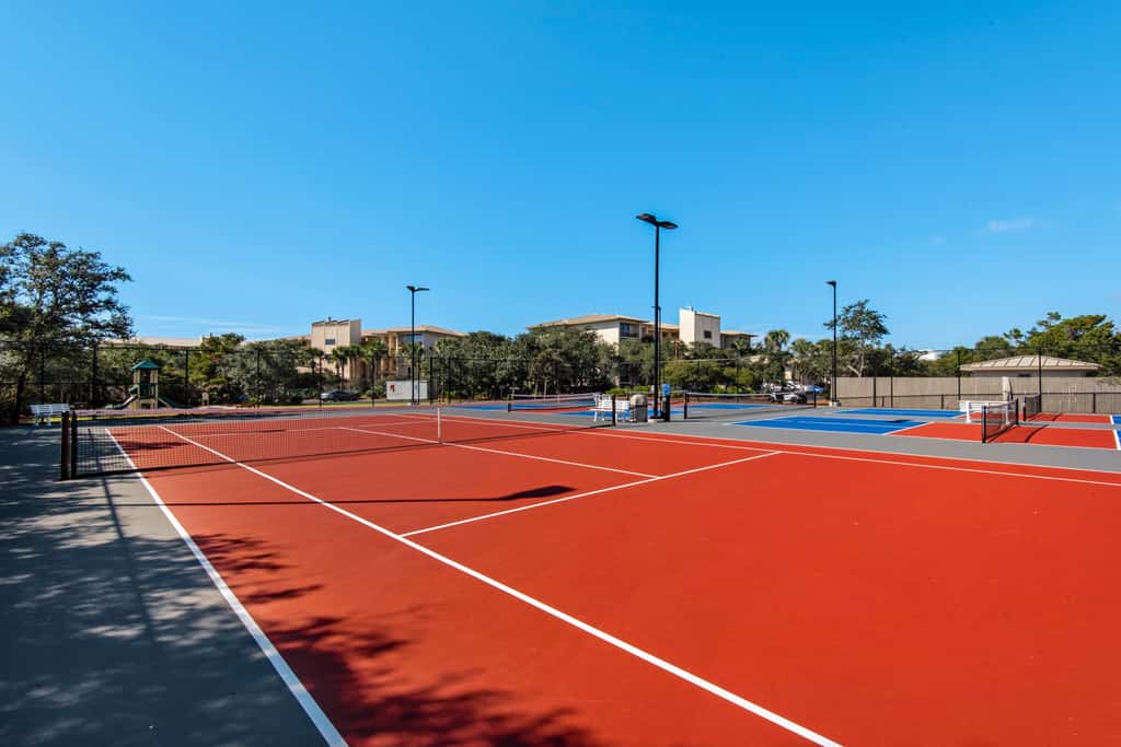 Gorgeous beach condo with furnished balcony, panoramic view & pickleball