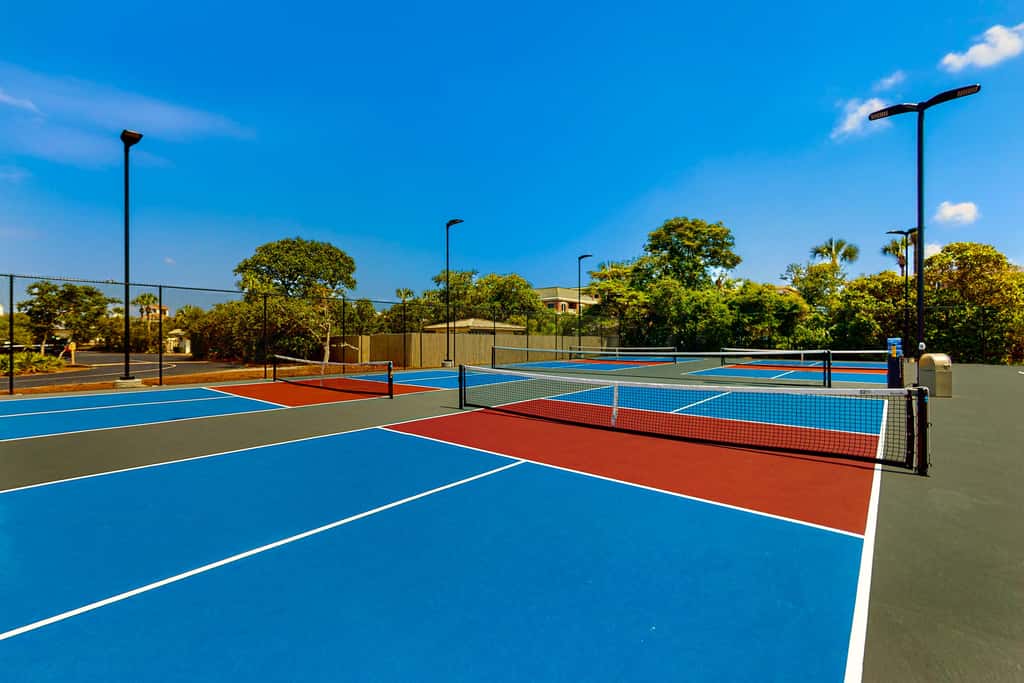 Gorgeous beach condo with furnished balcony, panoramic view & pickleball