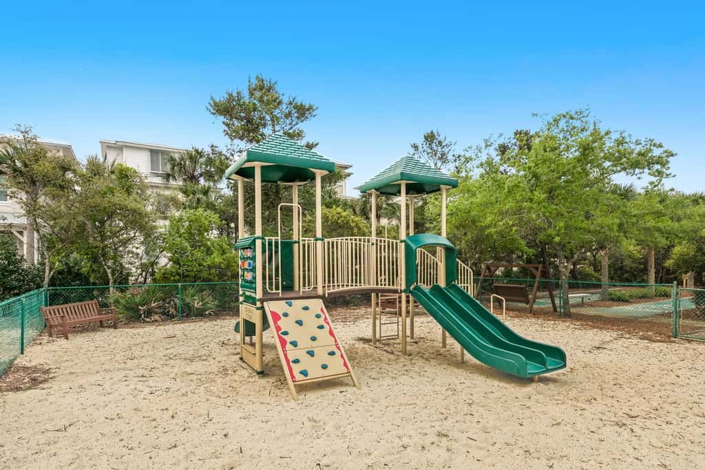 Gorgeous beach condo with furnished balcony, panoramic view & pickleball