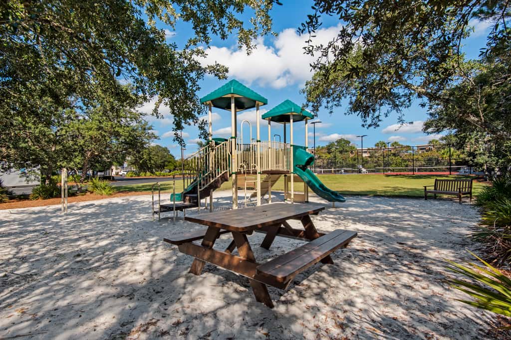 Gorgeous beach condo with furnished balcony, panoramic view & pickleball