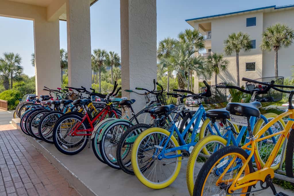 Gorgeous beach condo with furnished balcony, panoramic view & pickleball