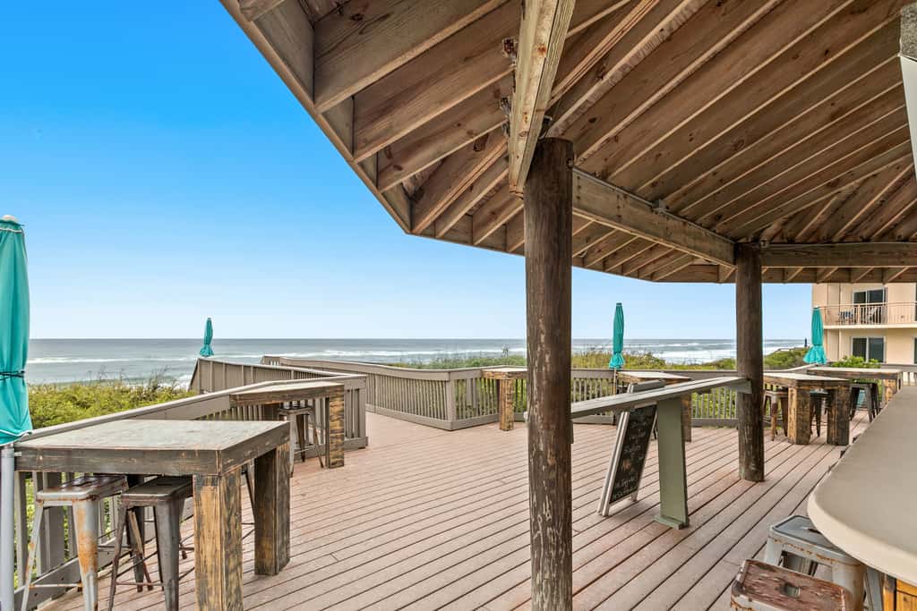 Gorgeous beach condo with furnished balcony, panoramic view & pickleball