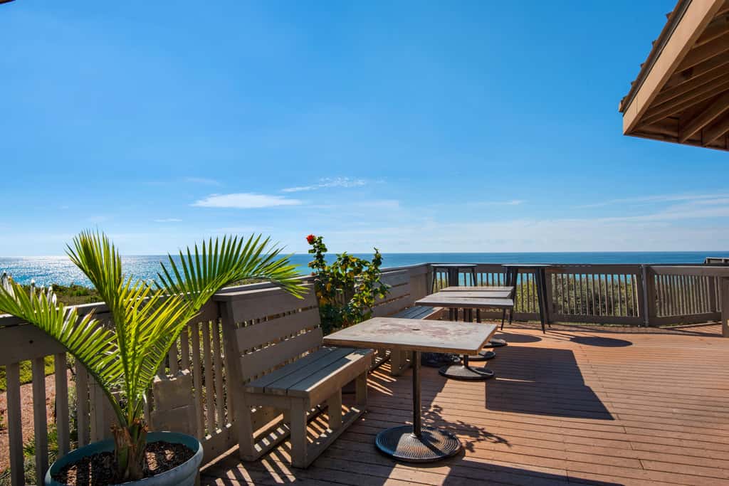 Gorgeous beach condo with furnished balcony, panoramic view & pickleball