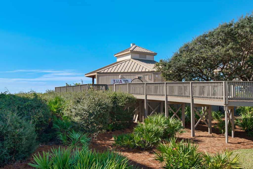 Gorgeous beach condo with furnished balcony, panoramic view & pickleball