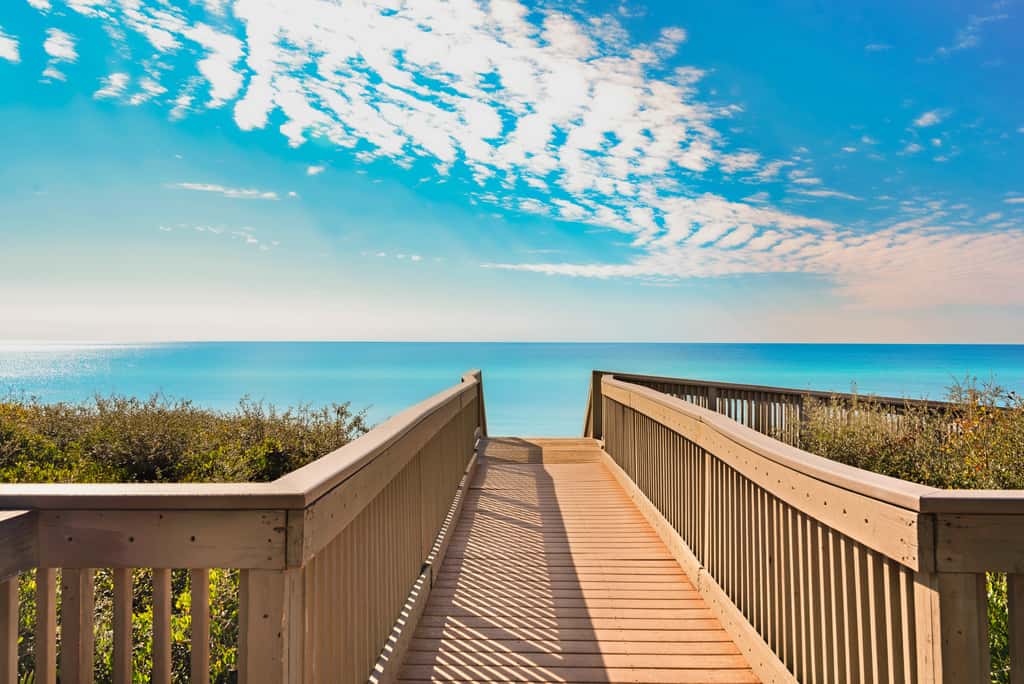 Gorgeous beach condo with furnished balcony, panoramic view & pickleball