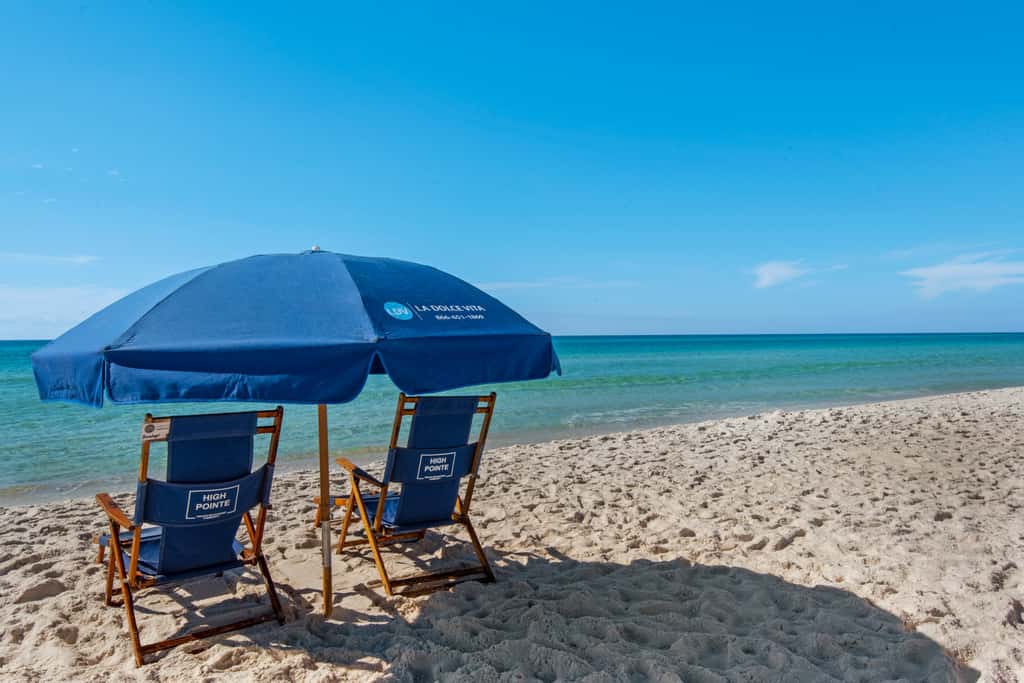 Gorgeous beach condo with furnished balcony, panoramic view & pickleball