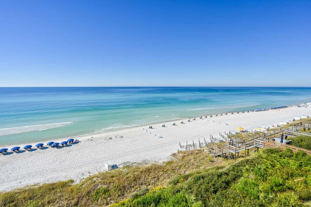 Gorgeous beach condo with furnished balcony, panoramic view & pickleball