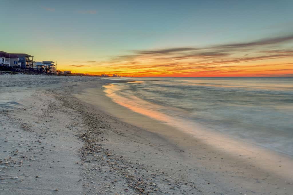 Gorgeous beach condo with furnished balcony, panoramic view & pickleball