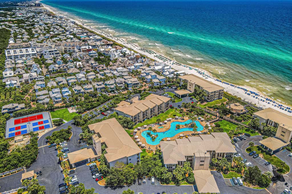 Gorgeous beach condo with furnished balcony, panoramic view & pickleball