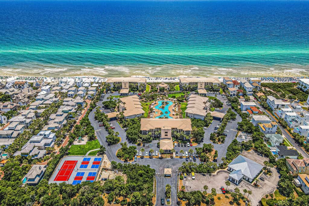 Gorgeous beach condo with furnished balcony, panoramic view & pickleball