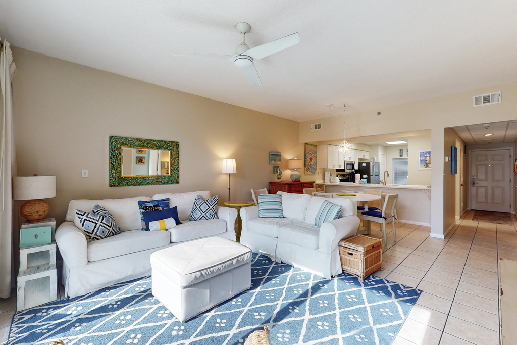 Beachfront condo with 2 beach chairs included & pickleball - short walk to dining