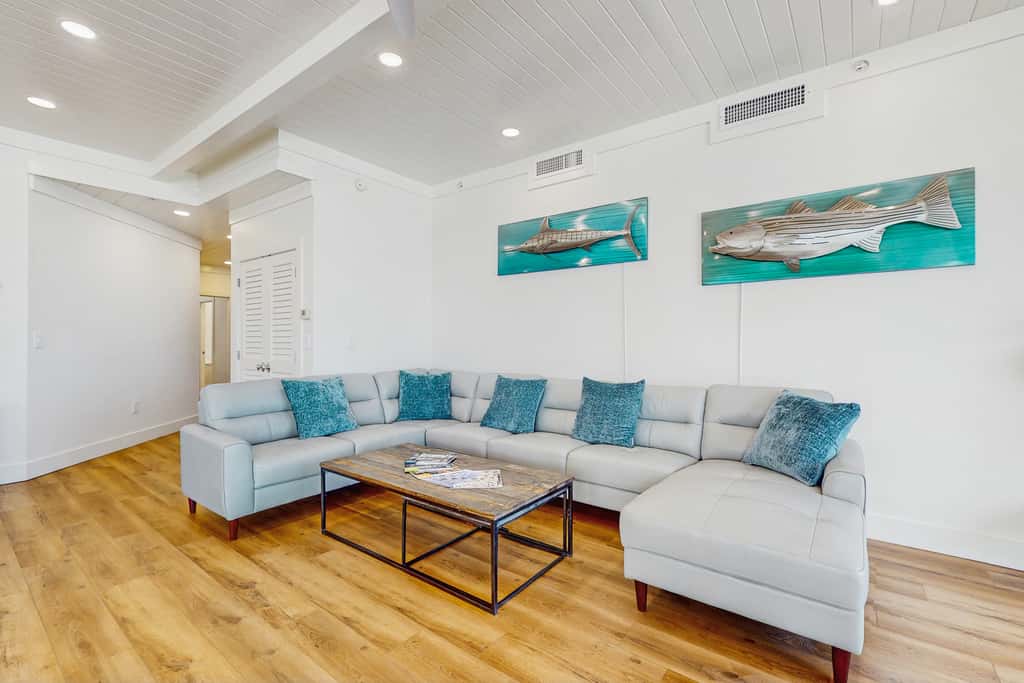Gulf-front view & spacious condo with wraparound balcony & pickleball