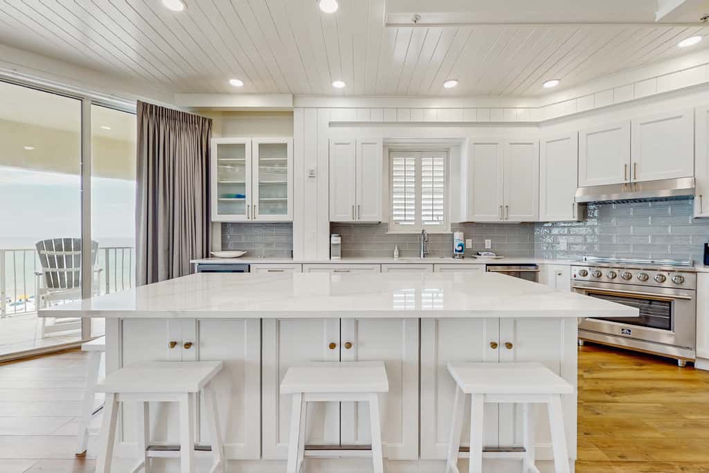 Gulf-front view & spacious condo with wraparound balcony & pickleball