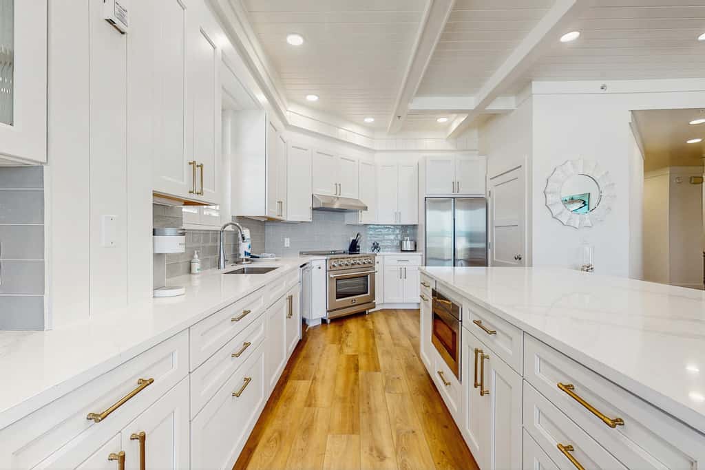 Gulf-front view & spacious condo with wraparound balcony & pickleball