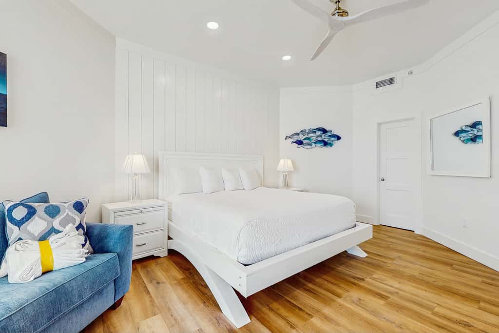 Gulf-front view & spacious condo with wraparound balcony & pickleball