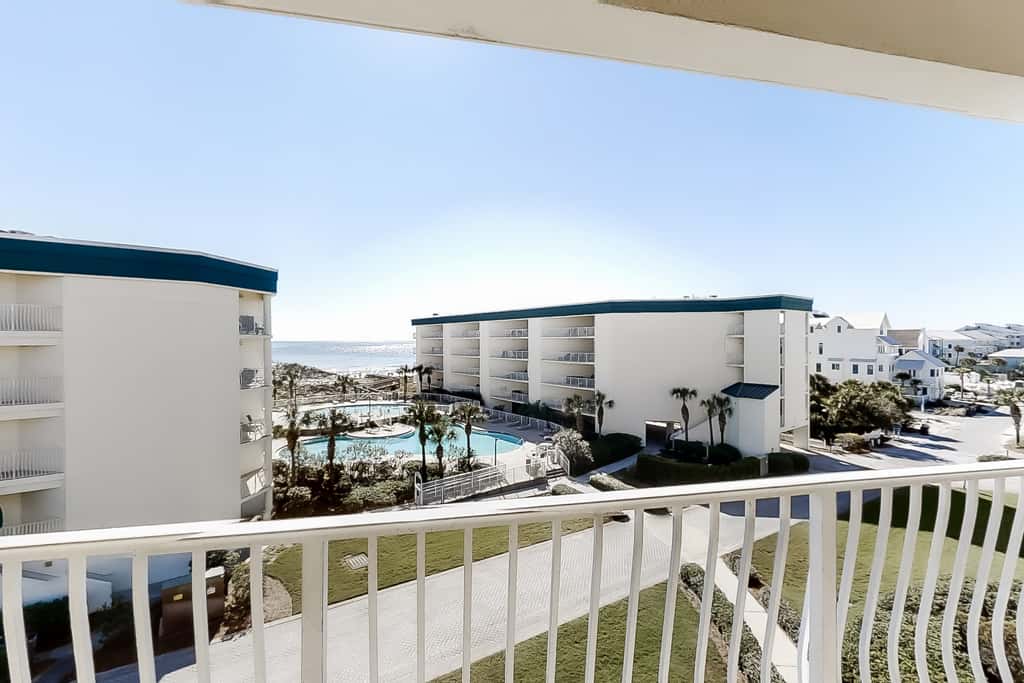 Magical 3rd-floor condo with pools, telescope for stargazing & pickleball