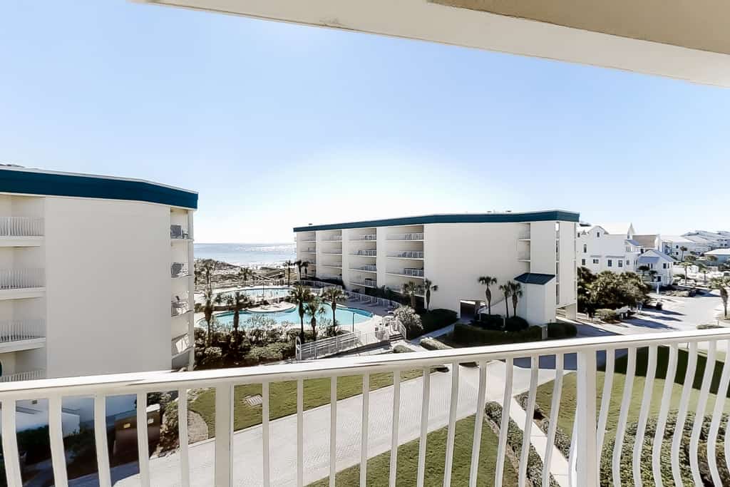 Magical 3rd-floor condo with pools, telescope for stargazing & pickleball