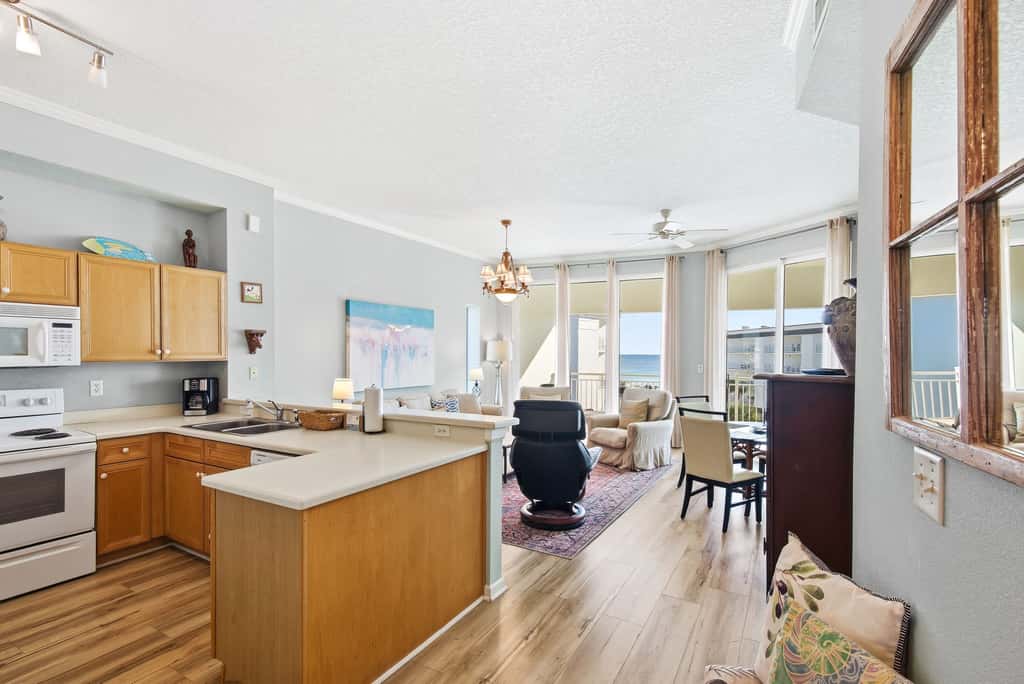 Magical 3rd-floor condo with pools, telescope for stargazing & pickleball
