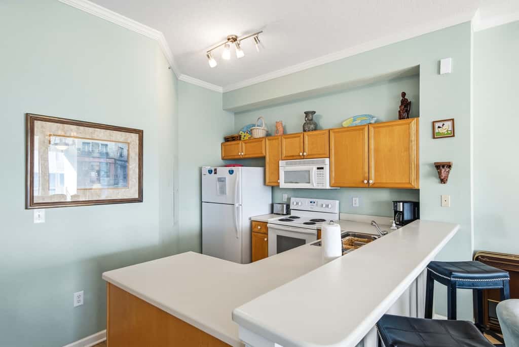 Magical 3rd-floor condo with pools, telescope for stargazing & pickleball