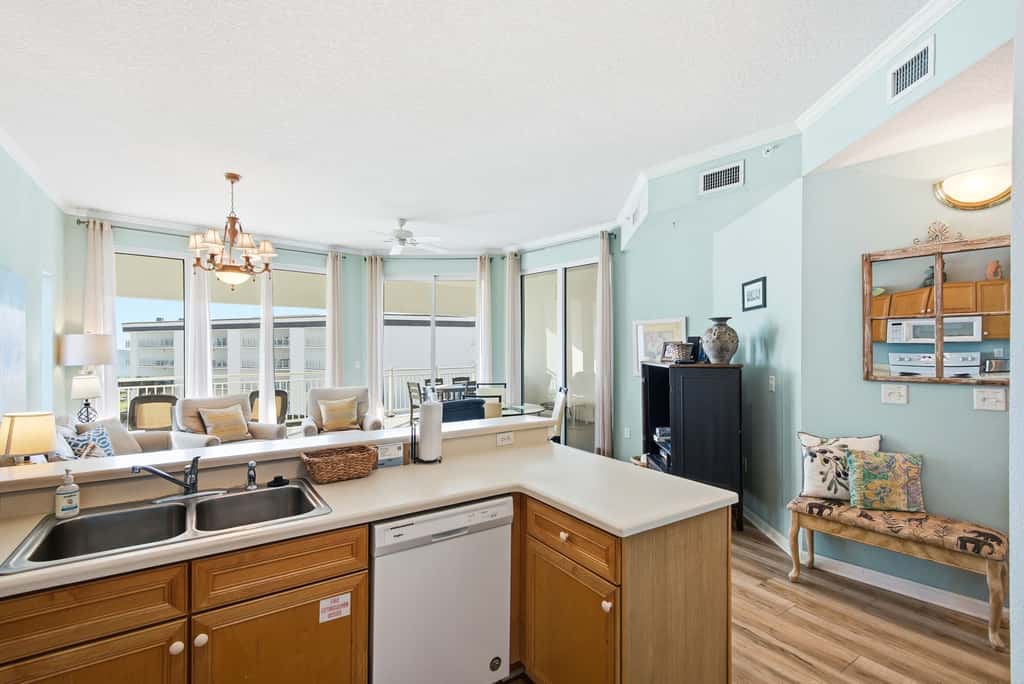 Magical 3rd-floor condo with pools, telescope for stargazing & pickleball