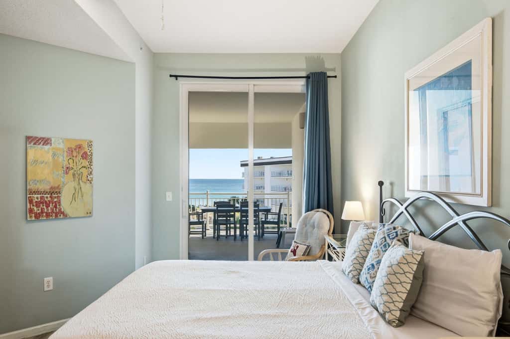 Magical 3rd-floor condo with pools, telescope for stargazing & pickleball