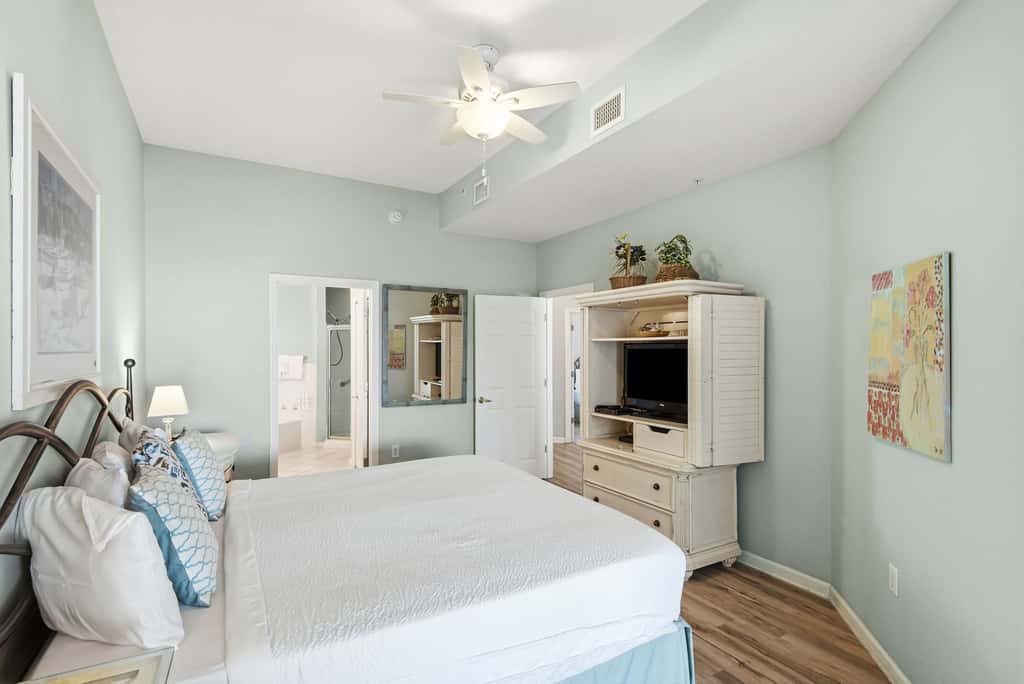 Magical 3rd-floor condo with pools, telescope for stargazing & pickleball