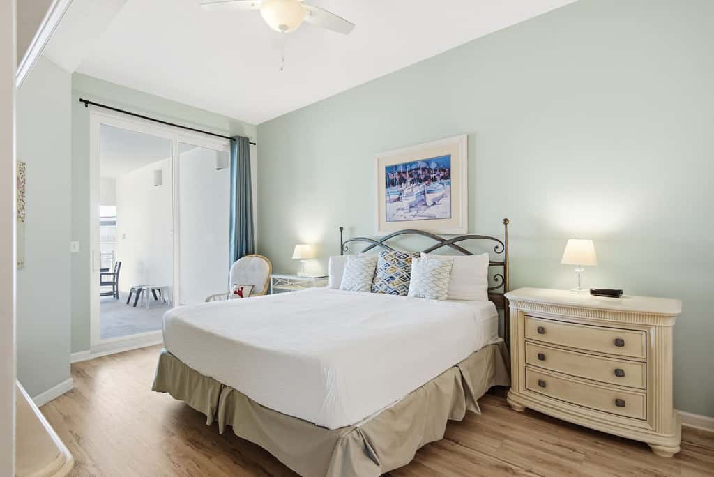 Magical 3rd-floor condo with pools, telescope for stargazing & pickleball