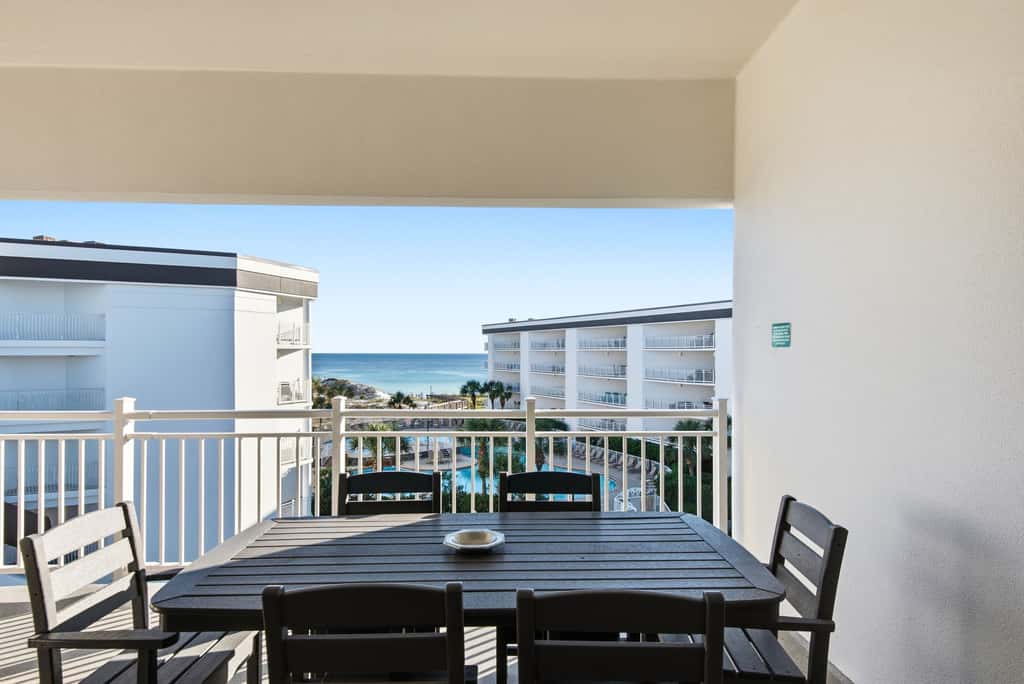 Magical 3rd-floor condo with pools, telescope for stargazing & pickleball