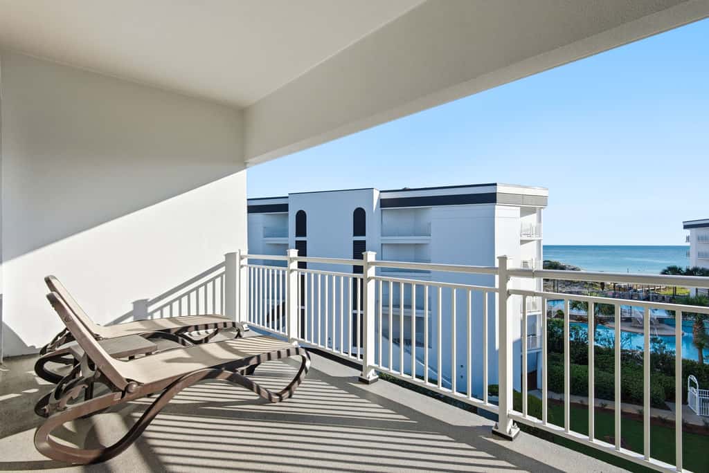 Magical 3rd-floor condo with pools, telescope for stargazing & pickleball