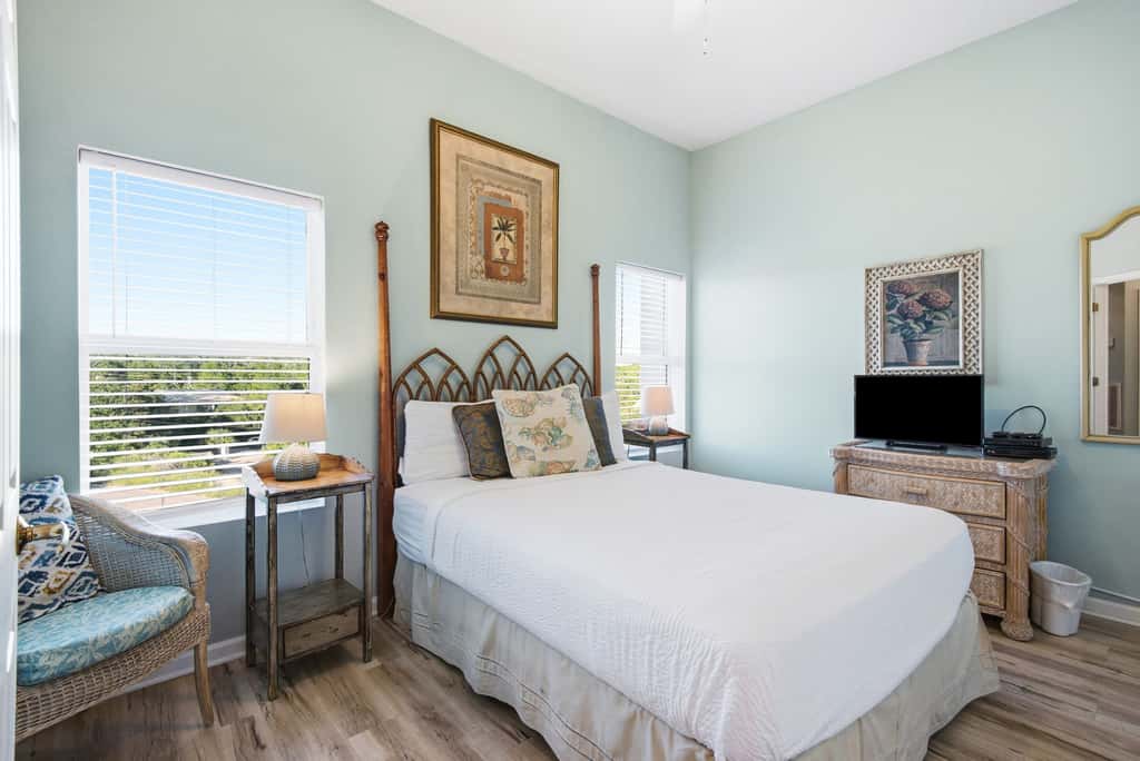 Magical 3rd-floor condo with pools, telescope for stargazing & pickleball