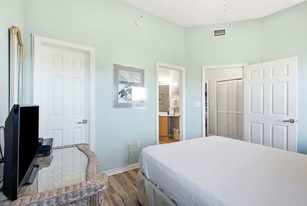 Magical 3rd-floor condo with pools, telescope for stargazing & pickleball