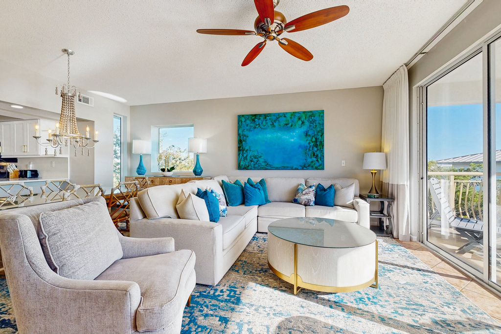 Beach dwelling with great view, pool & pickleball - snowbird-friendly