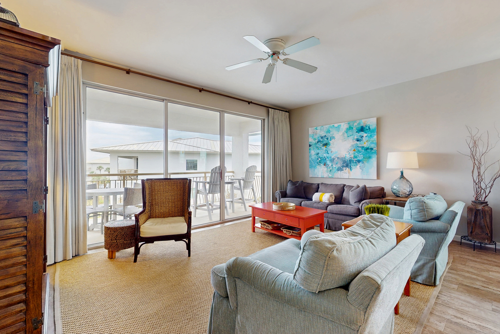 Snowbird-friendly condo with pickleball on the beach close to shops & dining