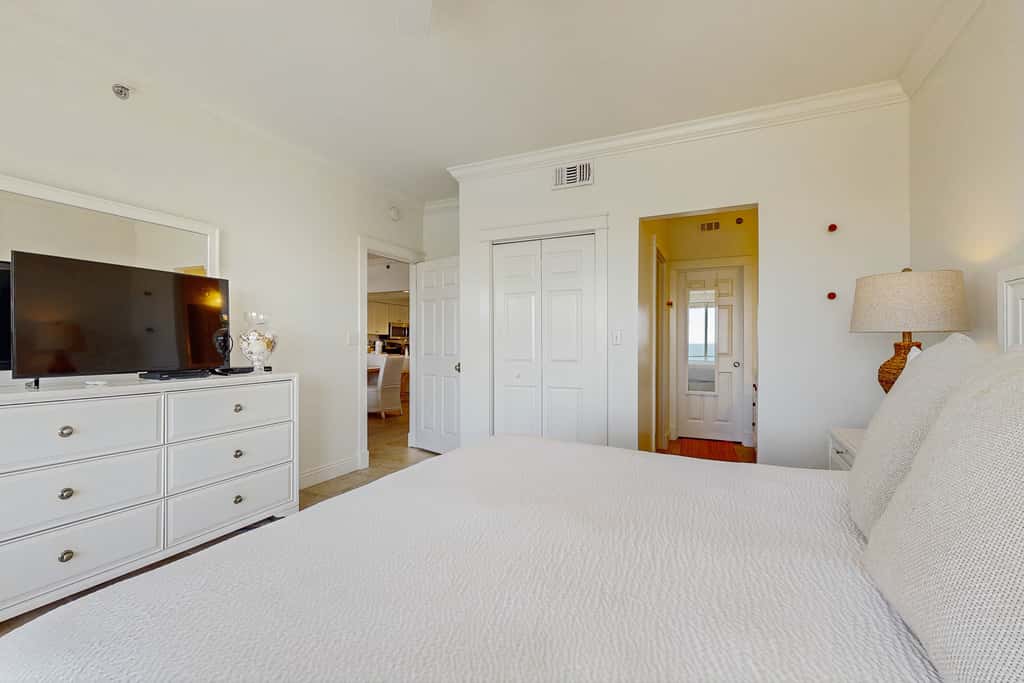 Condo on the beach with tennis, pickleball, shuffleboard & balcony