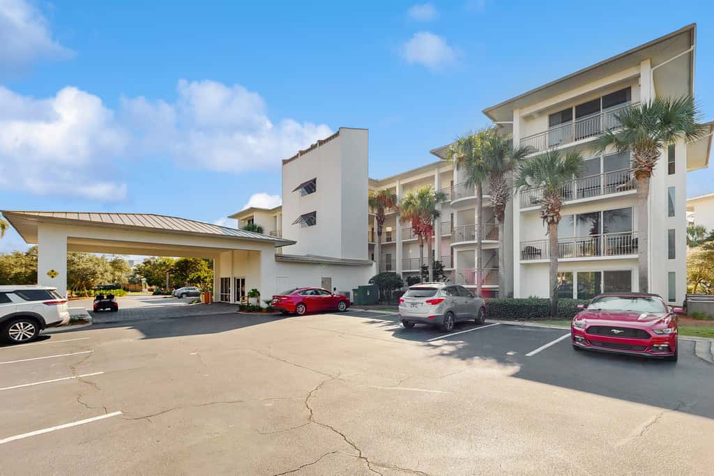 Condo on the beach with tennis, pickleball, shuffleboard & balcony