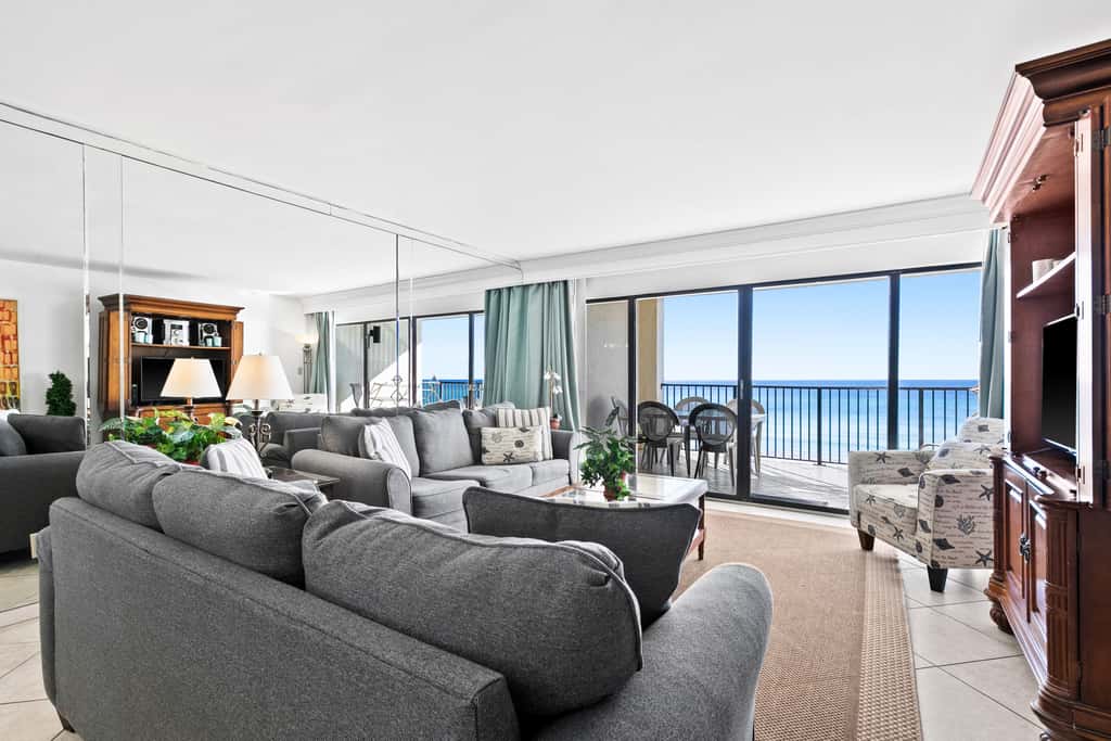 Large, updated condo - quick walk to beach & convenient to shopping