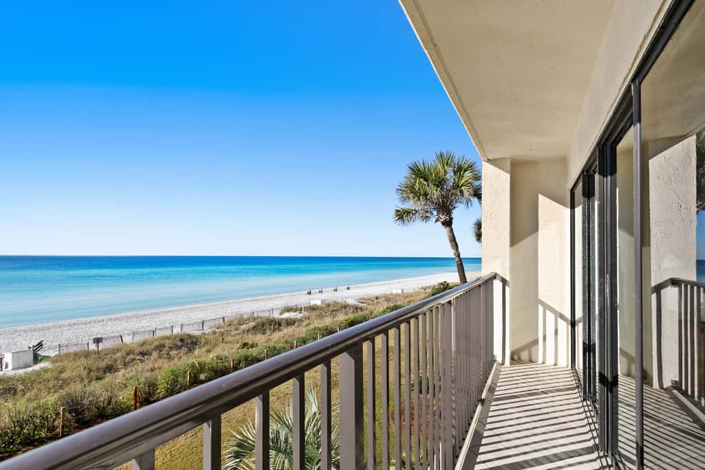 Large, updated condo - quick walk to beach & convenient to shopping