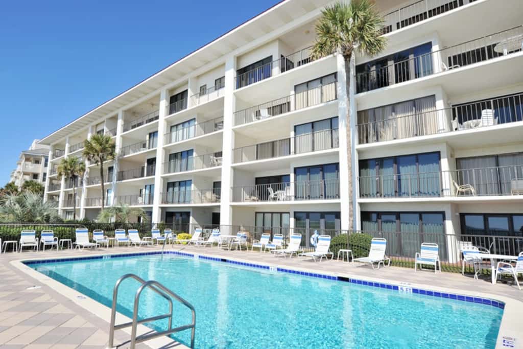 Large, updated condo - quick walk to beach & convenient to shopping