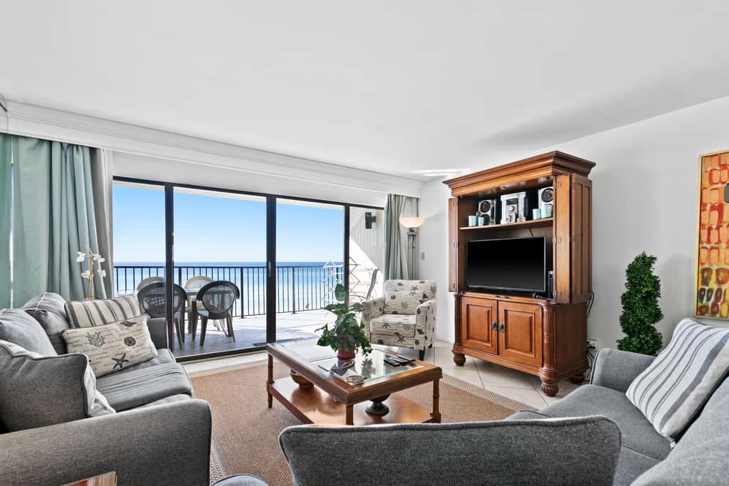 Large, updated condo - quick walk to beach & convenient to shopping