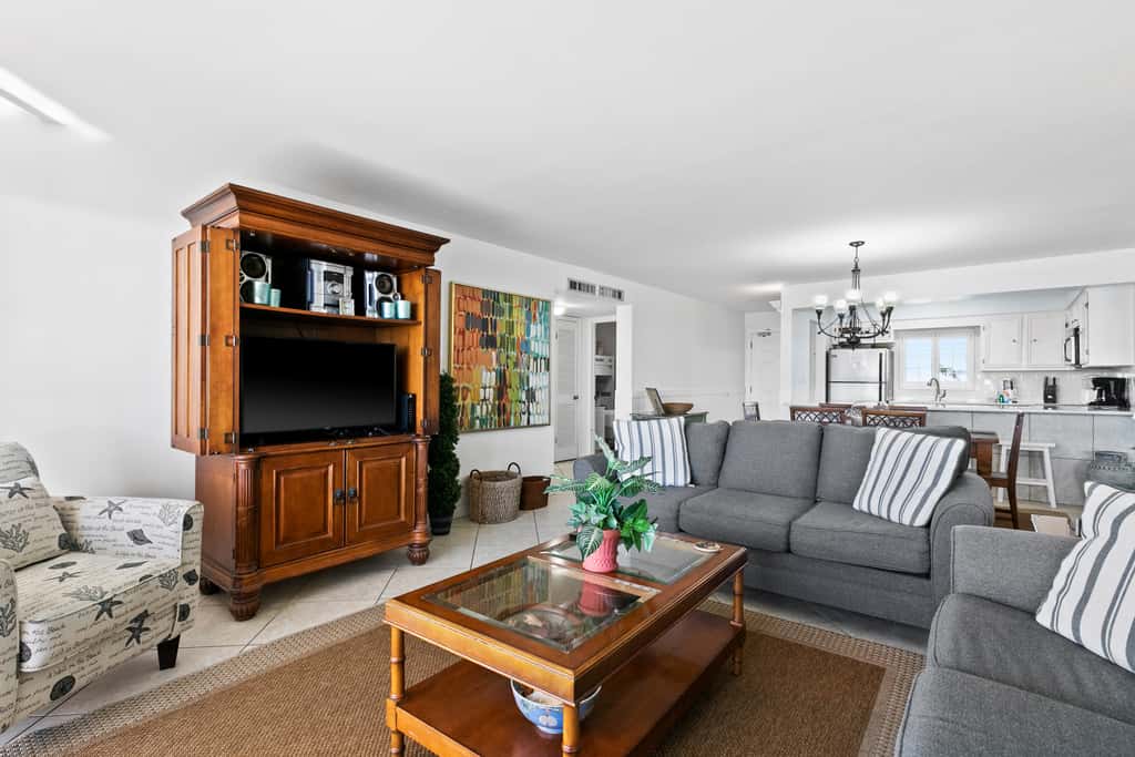 Large, updated condo - quick walk to beach & convenient to shopping