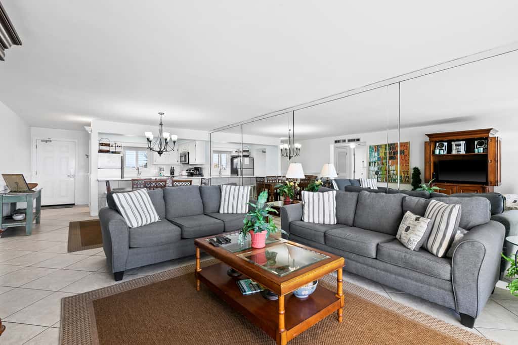 Large, updated condo - quick walk to beach & convenient to shopping