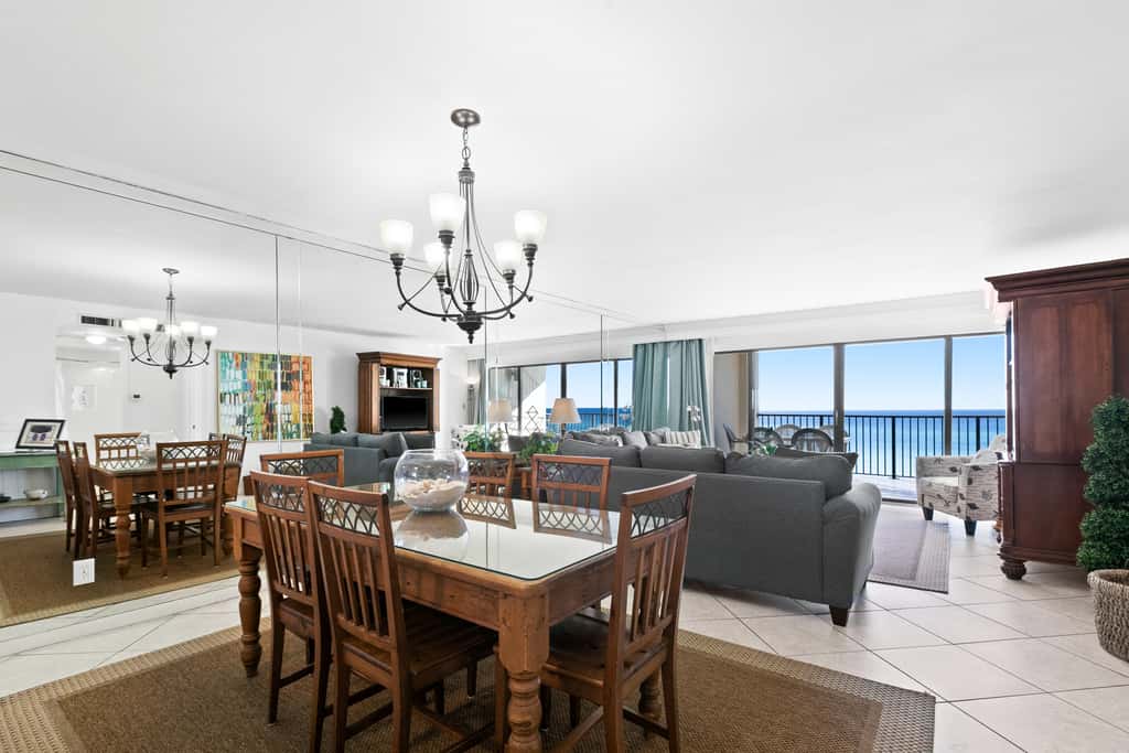 Large, updated condo - quick walk to beach & convenient to shopping