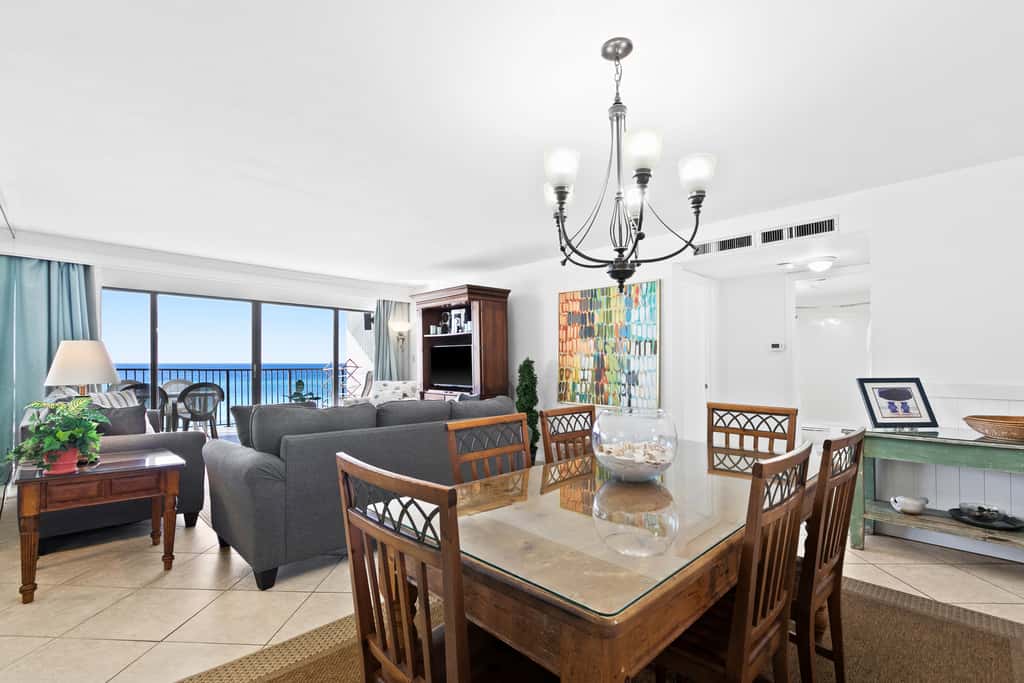 Large, updated condo - quick walk to beach & convenient to shopping