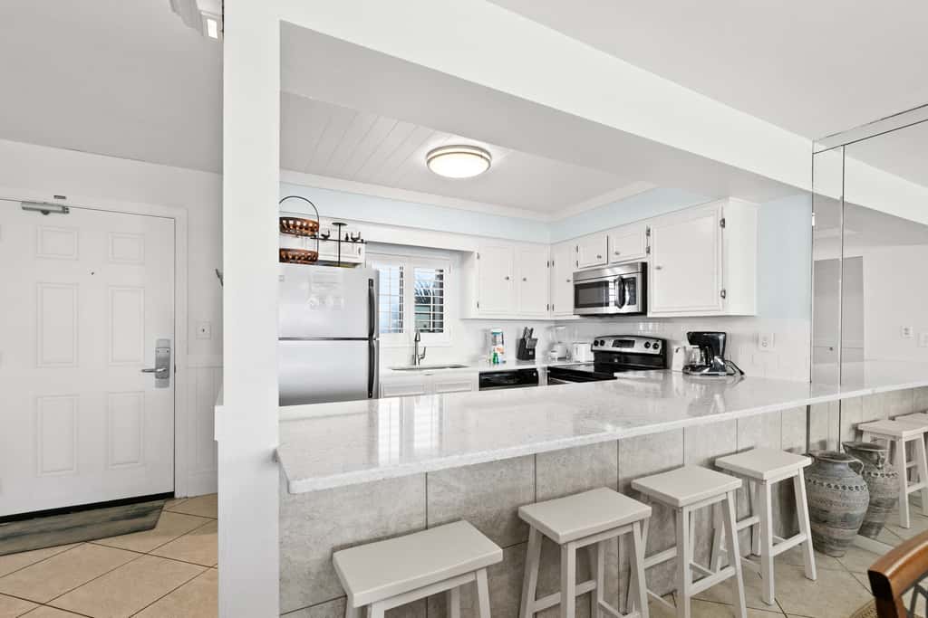 Large, updated condo - quick walk to beach & convenient to shopping