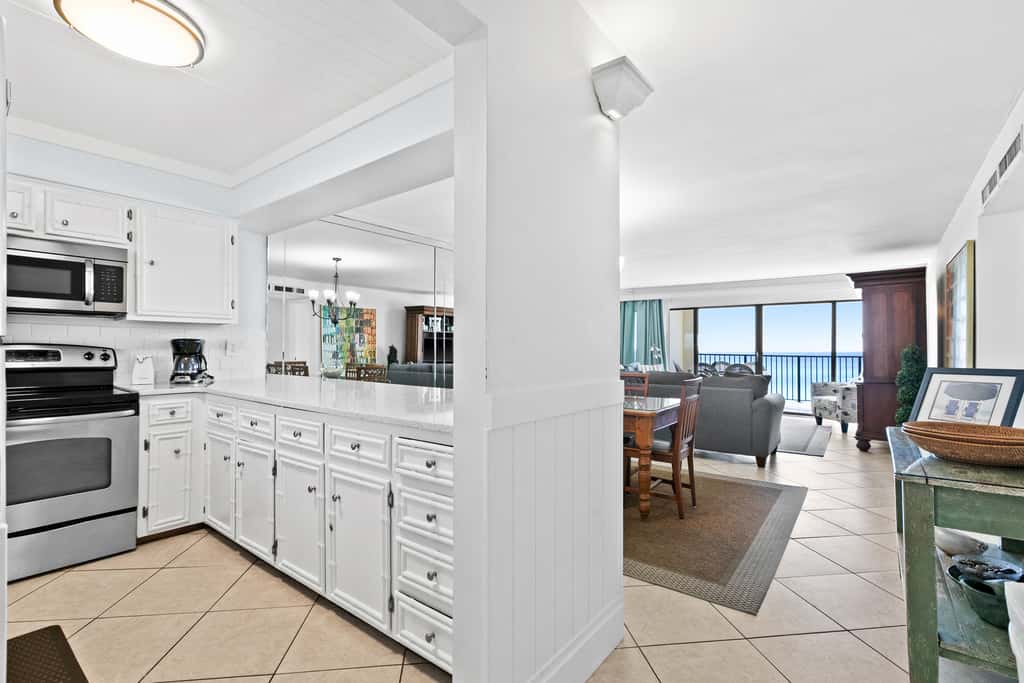 Large, updated condo - quick walk to beach & convenient to shopping