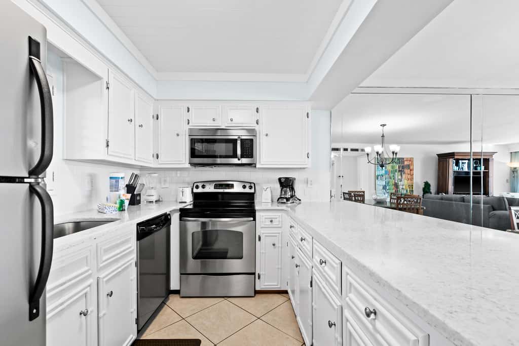 Large, updated condo - quick walk to beach & convenient to shopping