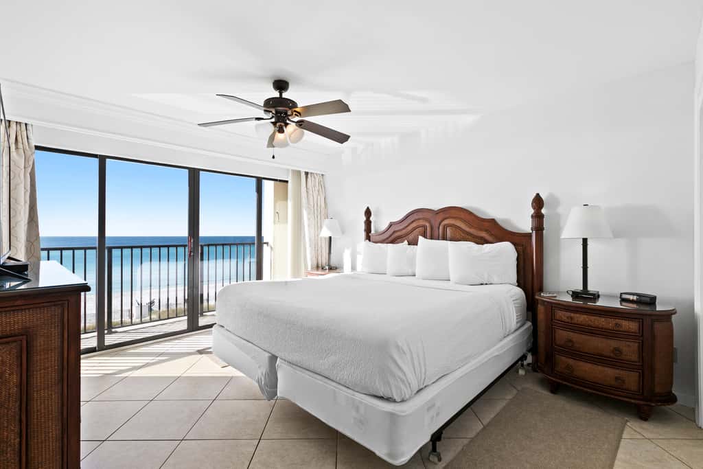 Large, updated condo - quick walk to beach & convenient to shopping